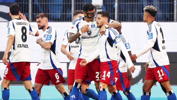 HSV-Spieler jubeln. © picture alliance/dpa | Christian Charisius 