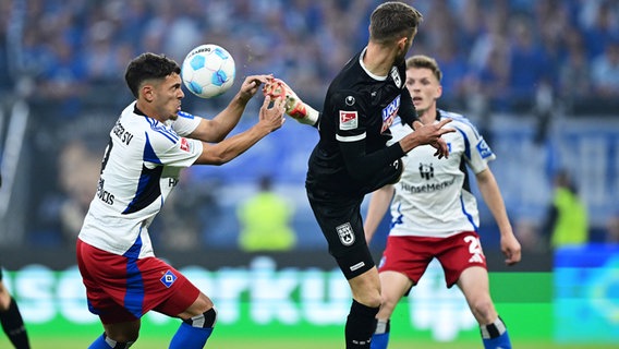 HSV-Akteur William Mikelbrencis (l.) und Ulms Felix Higl kämpfen um den Ball. © Witters/ValeriaWitters 