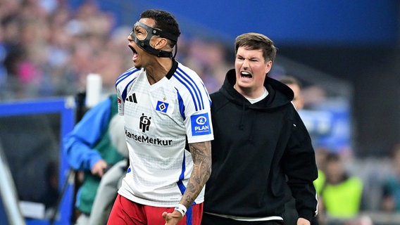 HSV-Stürmer Davie Selke (l.) und Trainer Merlin Polzin jubeln. © Witters/TimGroothuis 