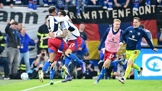 HSV-Stürmer Ransford-Yeboah Königsdörffer (l.) und Davie Selke jubeln gemeinsam. © Witters/ValeriaWitters 
