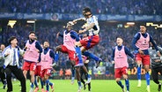 HSV-Torschütze Davie Selke (M.) und seine Mitspieler bejubeln einen Treffer. © Witters/TimGroothuis 