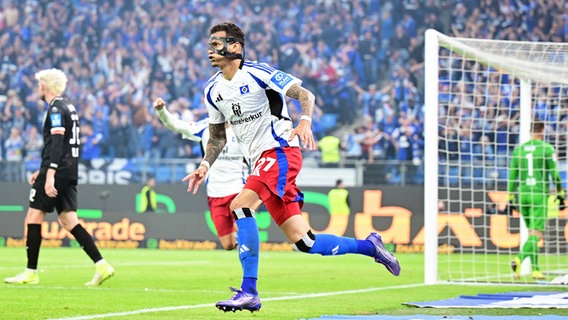 HSV-Torschütze Davie Selke (M.) jubelt © Witters/TimGroothuis 