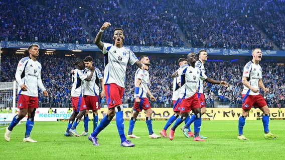 Jubelnde HSV-Spieler © Witters/ValeriaWitters 