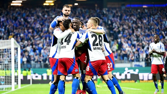 Jubelnde HSV-Spieler © Witters/ValeriaWitters 