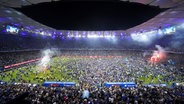 HSV-Fans stürmen den Platz im Volksparkstadion. © picture alliance/dpa | Marcus Brandt 