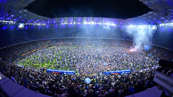 HSV-Fans stürmen den Platz im Volksparkstadion. © Witters/LeonieHorky 