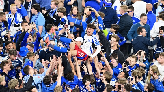 HSV-Akteur Otto Stange wird von Fans auf Händen getragen. © Witters/LeonieHorky 