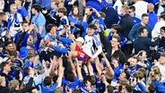 HSV-Akteur Otto Stange wird von Fans auf Händen getragen. © Witters/LeonieHorky 