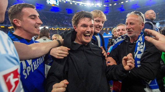 HSV-Trainer Merlin Polzin feiert den Aufstieg. © IMAGO / Matthias Koch 