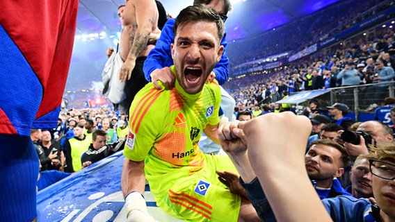HSV-Torhüter Daniel Heuer Fernandes feiert den Aufstieg. © Witters/ValeriaWitters 