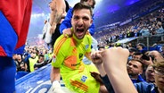 HSV-Torhüter Daniel Heuer Fernandes feiert den Aufstieg. © Witters/ValeriaWitters 