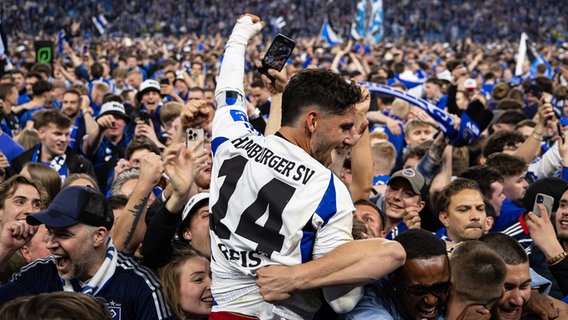 HSV-Spieler Ludovit Reis feiert inmitten von Fans den Aufstieg. © IMAGO / Beautiful Sports 