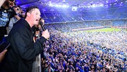 HSV-Trainer Merlin Polzin spricht nach dem Aufstieg zu den Fans. © Witters/TimGroothuis 