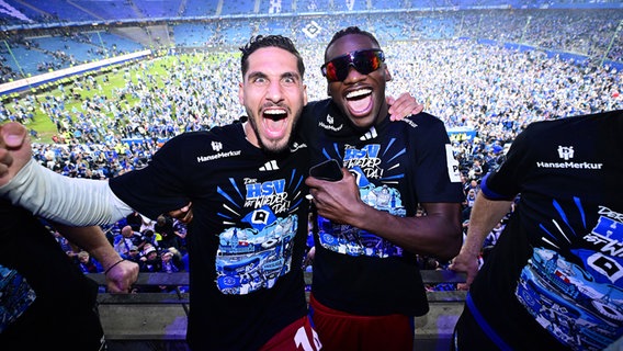 HSV-Spieler Ludovit Reis (l.) und Fabio Baldé feiern den Aufstieg. © Witters/TimGroothuis 