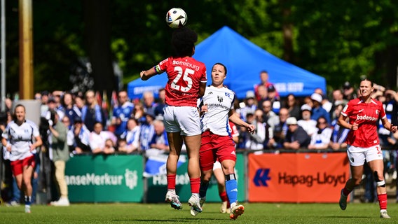 Christin Meyer vom HSV (r.) und Freiburgs Victoria Ezebinyuo kämpfen um den Ball. © IMAGO / Lobeca 