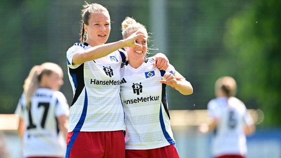Christin Meyer (l.) und Sarah-Vanessa Stöckmann vom HSV bejubeln einen Treffer. © Witters/TimGroothuis 