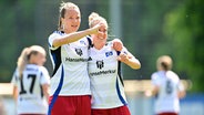 Christin Meyer (l.) und Sarah-Vanessa Stöckmann vom HSV bejubeln einen Treffer. © Witters/TimGroothuis 