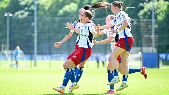 Vildan Kardesler, Torschützin Christin Meyer, Mia Büchele und Annaleen Böhler (v.l.) vom HSV bejubeln einen Treffer. © Witters/TimGroothuis 