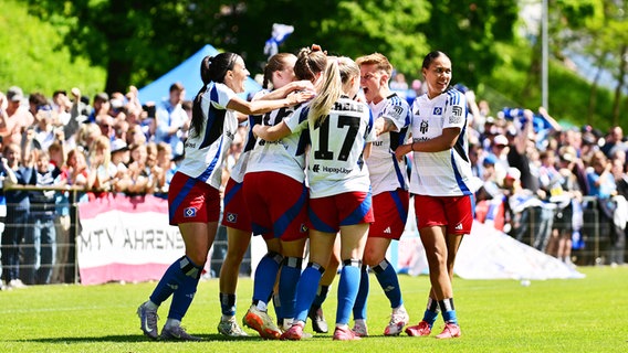 Jubelnde HSV-Spielerinnen © IMAGO / Lobeca 