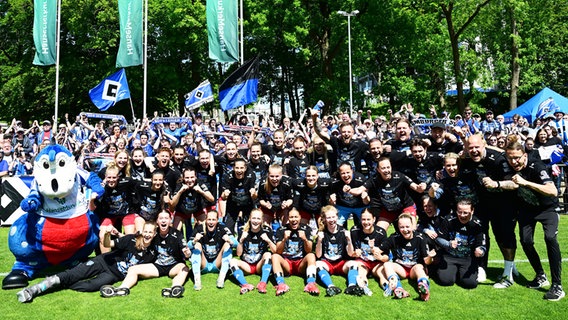 HSV-Spielerinnen, Trainer- und Betreuer-Team bejubeln den Aufstieg in die Bundesliga. © Witters/TimGroothuis 