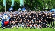 HSV-Spielerinnen, Trainer- und Betreuer-Team bejubeln den Aufstieg in die Bundesliga. © Witters/TimGroothuis 
