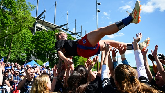 HSV-Spielerin Sarah-Vanessa Stöckmann wird von ihren Mitspielerinnen nach dem Bundesliga-Aufstieg in die Luft gehoben und gefeiert. © Witters/TimGroothuis 
