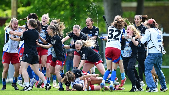 HSV-Spielerinnen bejubeln den Aufstieg in die Bundesliga. © Witters/TimGroothuis 