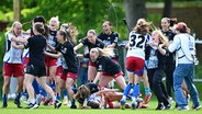 HSV-Spielerinnen bejubeln den Aufstieg in die Bundesliga. © Witters/TimGroothuis 