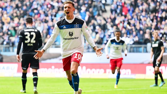 Hamburgs Sonny Kittel bejubelt einen Treffer. © WITTERS/LeonieHorky 