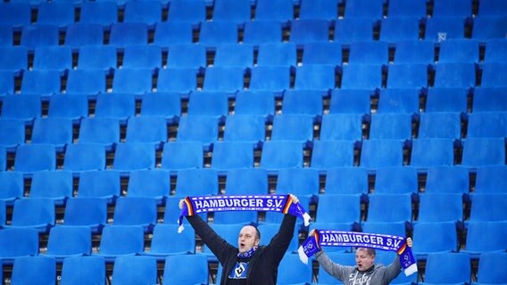 Zwei Fans des HSV auf einer ansonsten leeren Tribüne im Volksparkstadion © WITTERS Foto: TimGroothuis