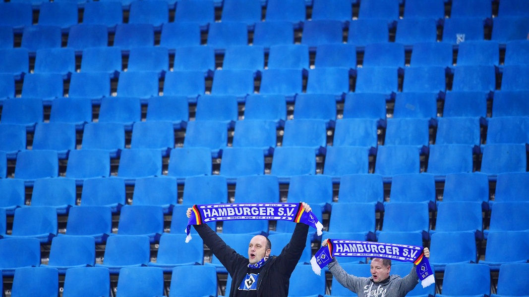 Zwei Fans des HSV auf einer ansonsten leeren Tribüne im Volksparkstadion