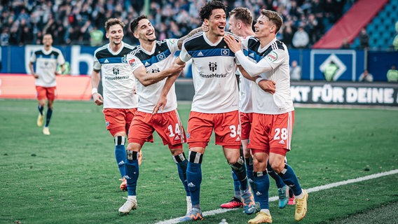 HSV-Spieler bejubeln einen Treffer. © IMAGO / Justus Stegemann 