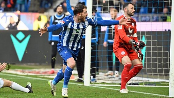 Karlsruhes Budu Zivzivadze (l.) bejubelt seinen Treffer zum 2:2 © dpa Bildfunk Foto: Uli Deck
