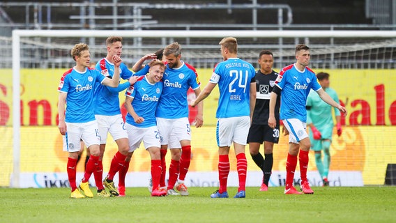 Jubelnde Kieler Spieler © imago images / Poolfoto 