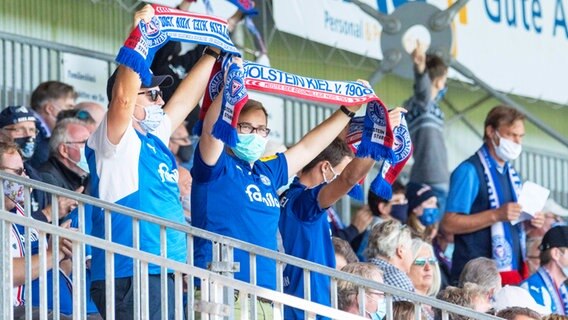 Kieler Fans mit Masken während der Partie gegen Paderborn © imago images / Beautiful Sports 