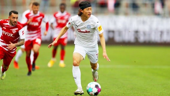 Kiels Jae-sung Lee im Spiel gegen die Würzburger Kickers © imago images / Beautiful Sports 