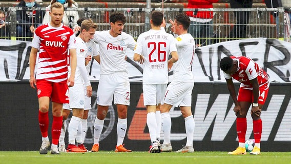 Kiels Janni Serra (3.v.l.) und seine Mitspieler bejubeln einen Treffer gegen Würzburg. © imago images / Beautiful Sports 