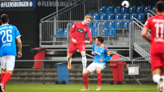 Heidenheims Oliver Hüsing im Kopfballduell mit Kiels Fabian Reese. © imago images / Holsteinoffice Foto: Jörg Lühn