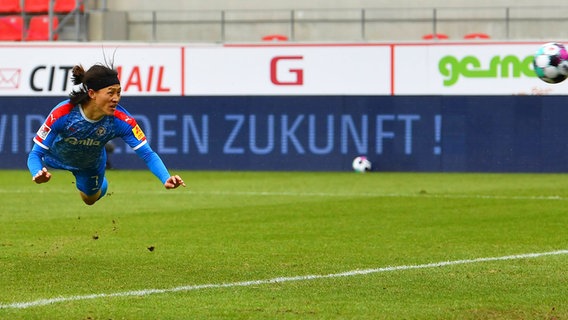 Kiels Jae-sung Lee trifft per Kopfball gegen Regensburg. © imago images / Zink 