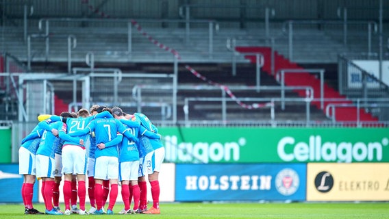 Das Kieler Team vor dem Anpfiff. © WITTERS Foto: TimGroothuis