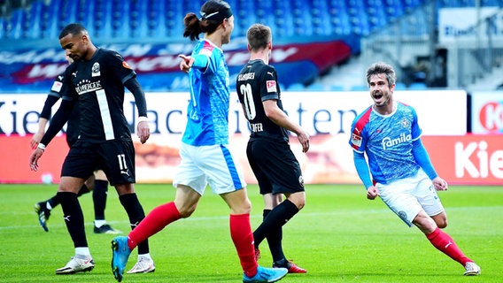 Jae-Sung Lee und Torschütze Fin Bartels (Kiel) feiern das Kieler 1:0. © WITTERS Foto: TimGroothuis