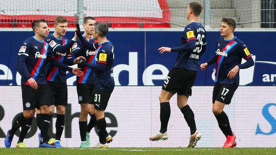 Kiels Spieler bejubeln einen Treffer. © IMAGO / Eibner 