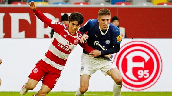 Kiels Marko Ivezić (r.) im Zweikampf mit Düsseldorfs Ao Tanaka © dpa Bildfunk Foto: Roland Weihrauch