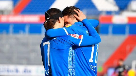 Kiels Jae-SungJung (l.) und Fabian Reese bejubeln einen Treffer. © IMAGO / Holsteinoffice 