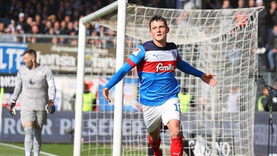 Kiels Fabian Reese bejubelt einen Treffer gegen Rostock. © IMAGO / Hübner 