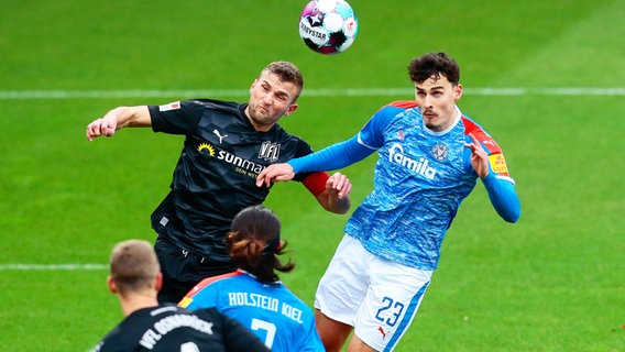 Kiels Janni Serra (r.) und Osnabrücks Timo Beermann kämpfen um den Ball. © imago images / Jan Huebner 