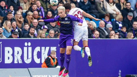 Osnabrücks Niklas Schmidt (l.) und Nürnbergs Georg Margreitter © imago images / foto2press 