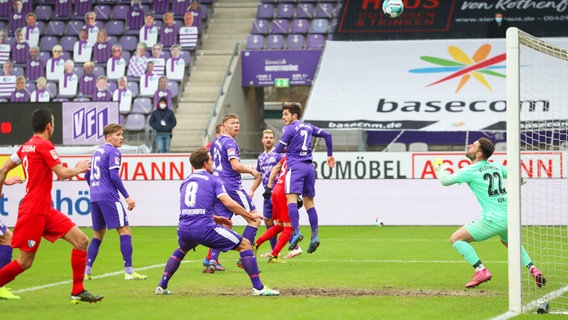Osnabrücks Spieler um Torwart Phillipp Kühn (r.) können einen Bochumer Treffer nicht verhindern. © dpa-Bildfunk Foto: Friso Gentsch/dpa
