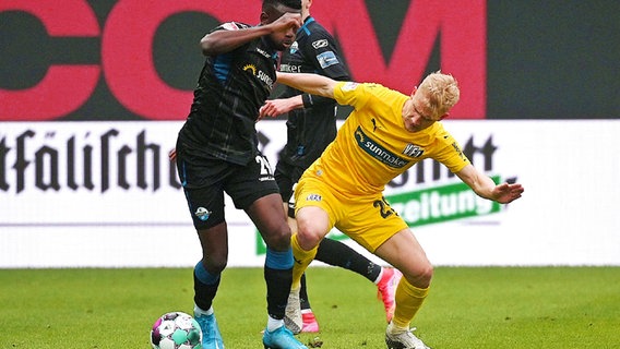 Jamilu Collins (Paderborn) und Bryan Henning (Osnabrück) im Zweikampf. © IMAGO / Ulrich Hufnagel Foto: Ulrich Hufnagel