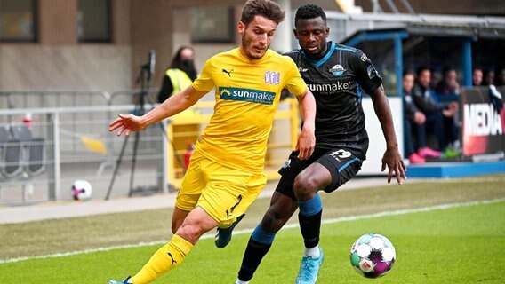 Bashkim Ajdini (Osnabrück) und Jamilu Collins (Paderborn)  im Zweikampf © IMAGO / Ulrich Hufnagel Foto: Ulrich Hufnagel